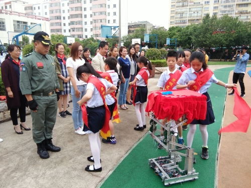 科医路校区：机器人运送红领巾 学生代表为嘉宾佩戴红领巾