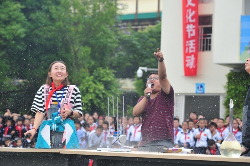 科医路校区：水火箭升空瞬间